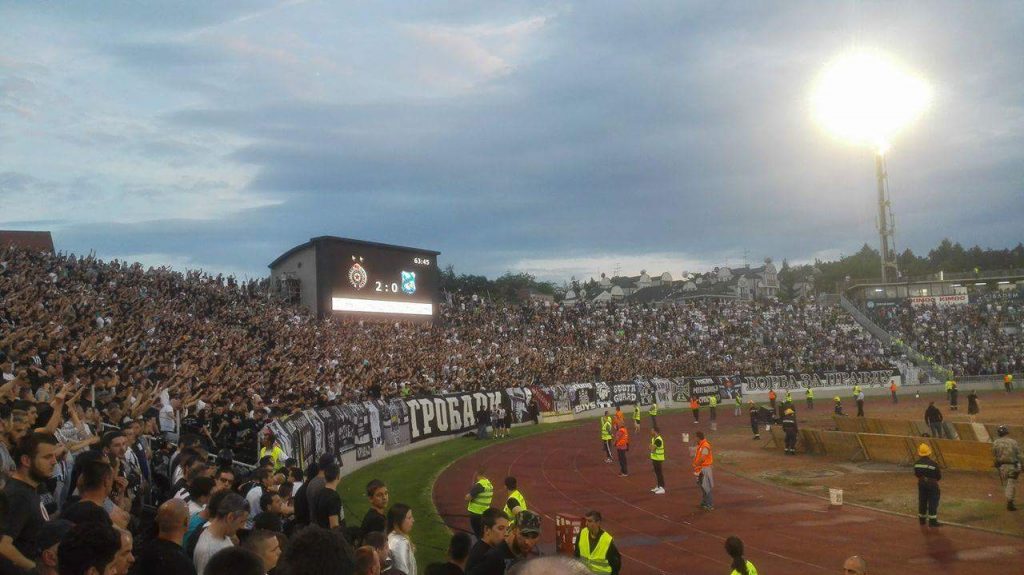 Muita festa da torcida e sinalizadores no gramado: Partizan vence Estrela  Vermelha e vai à final da Copa da Sérvia, futebol internacional