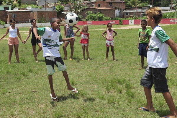 Crianças brincam de jogar bola Foto: Valter Campanato