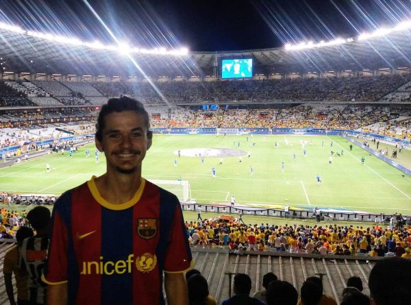 Com o manto do Barça, mas, curiosamente, nem de Messi, nem de Neymar: camisa é dedicada ao número 6, maestro Xavi (Crédito: Arquivo/Gabriel Gama)