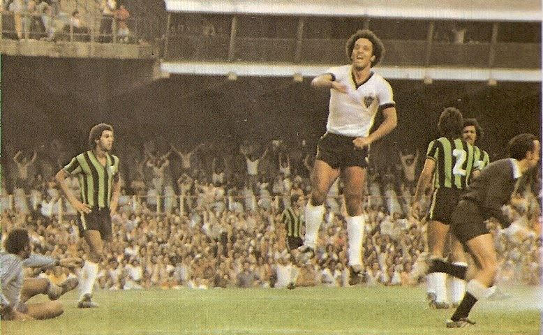 Mais um gol em 1976. O maior carrasco do América. — Foto: Revista Placar