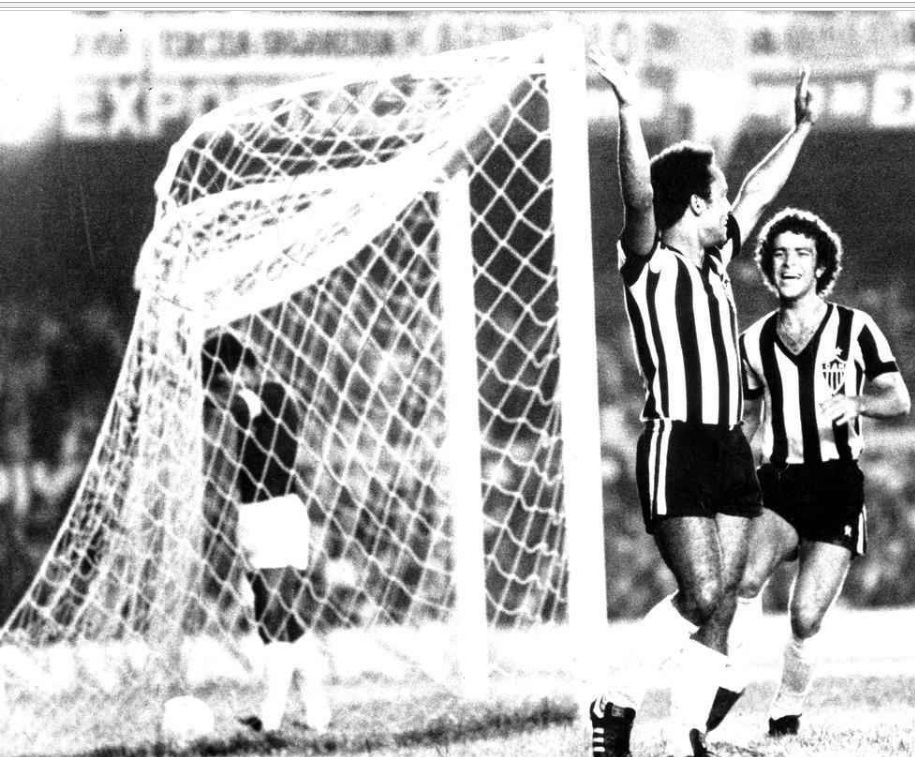Ângelo corre para comemorar com o Rei, 1977 — Foto: Jorge Gontijo