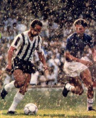 Reinaldo marcado por Tostão II na vitória do Galo por 2x1 que deu o penta Mineiro de 1982. — Foto: Revista Placar