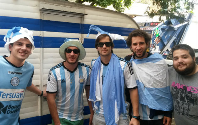 Quatro amigos argentinos vieram de trailer para BH: Marco Baldo (à esquerda), amigo da turma, resolveu vir de avião (Gabriel Gama/Seleção Universitária)