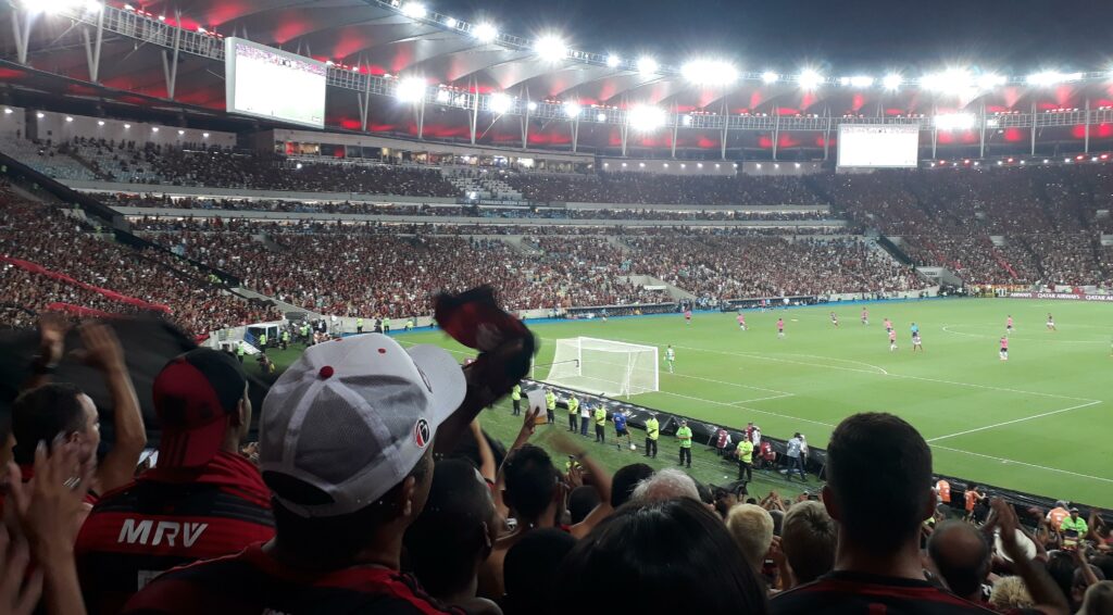 Independiente lança camisa em homenagem aos títulos sobre o Flamengo no  Maracanã – LANCE!