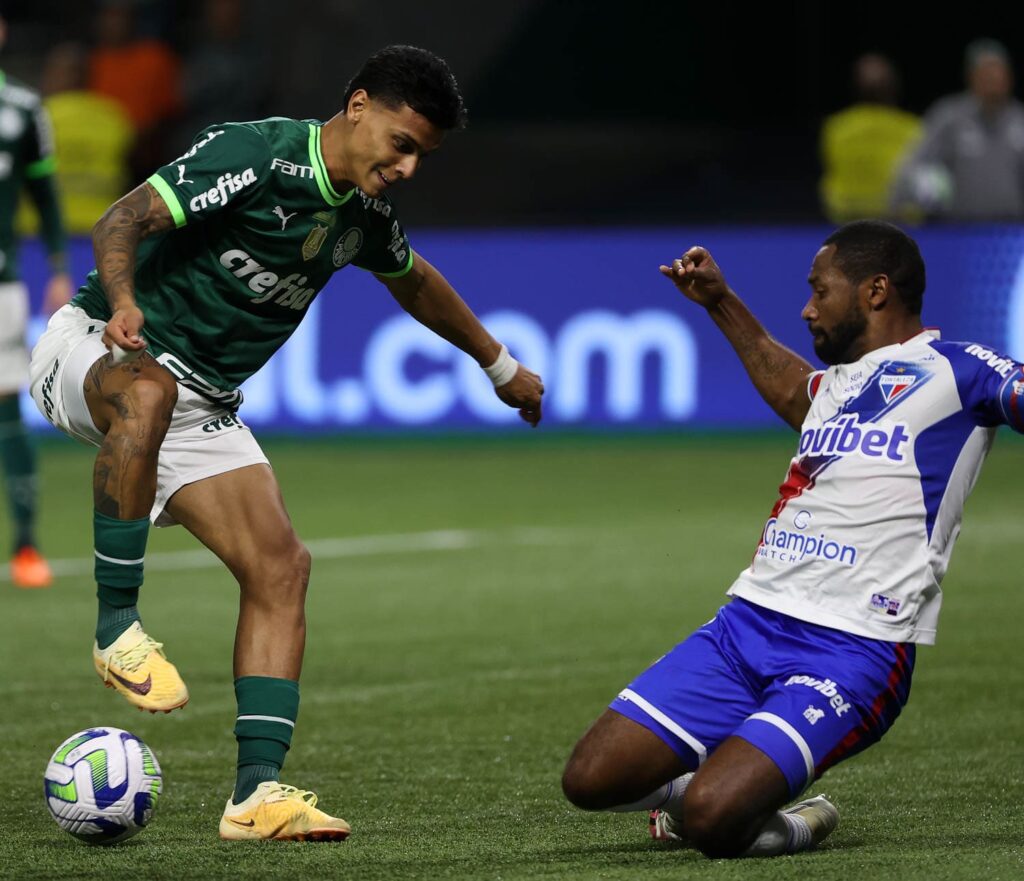 Joaquin Piquerez do Palmeiras disputa o lance com Felipe Carballo