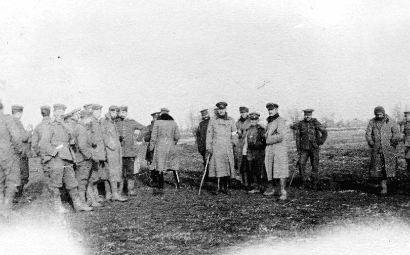 German and British troops meeting at the no-man’s land. By Robson Harold B — This is photograph Q 50719 from the collections of the Imperial War Museums., Public Domain, Image: Wikimedia Commons.