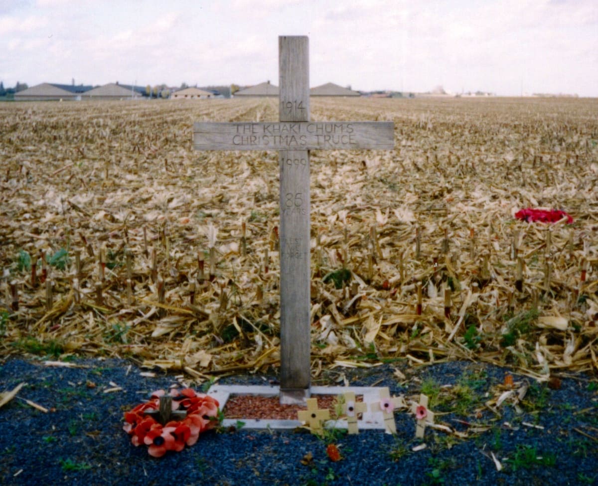 This is the Christmas Truce memorial. The cross reads “1914 — The Khaki Chum’s Christmas Truce — 1999–85 Years — Lest We Forget”. This cross is at the site of the 1914 truce at Saint Yvon at Belgium. The cross was left there in 1999 to commemorate the truce. Public Domain. Image: Wikimedia Commons