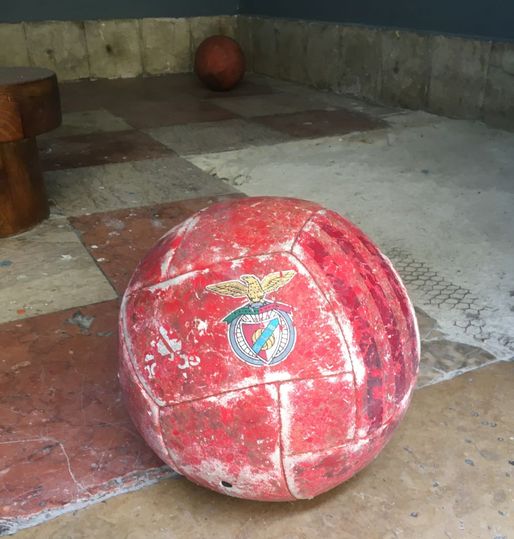 Bola do Benfica utilizada por garotos na ruas de Lisboa