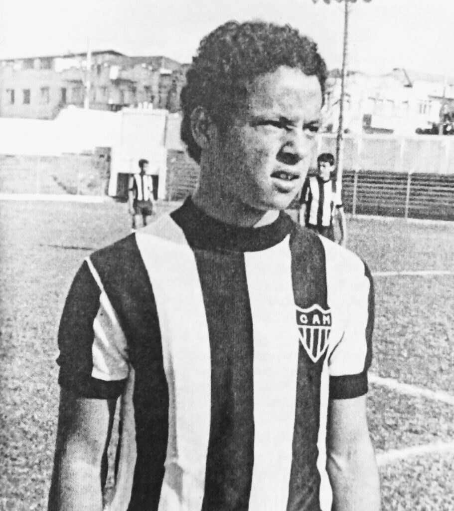 O pequeno Reinaldo, ainda nas categorias de base no antigo estádio Antônio Carlos — Foto: arquivo pessoal