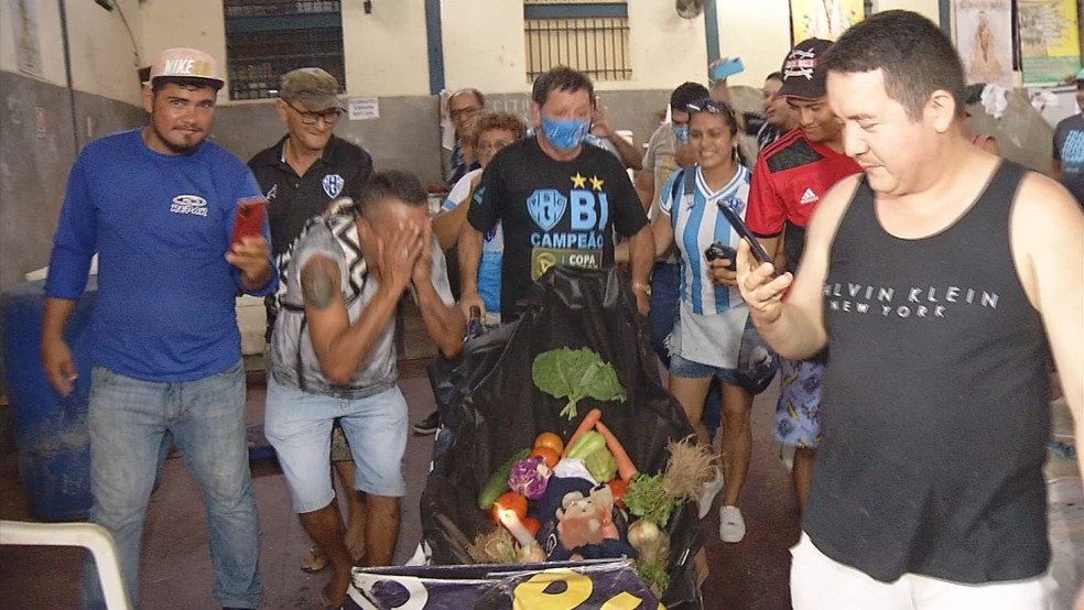 "Velório" do Remo por parte dos torcedores do Paysandu no Ver-o-Peso — Foto: Reprodução/TV Liberal - 2021
