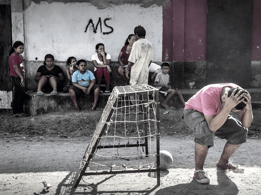 Jugarse la vida en una cancha. El fútbol de barrio en centroamérica - Revista Líbero